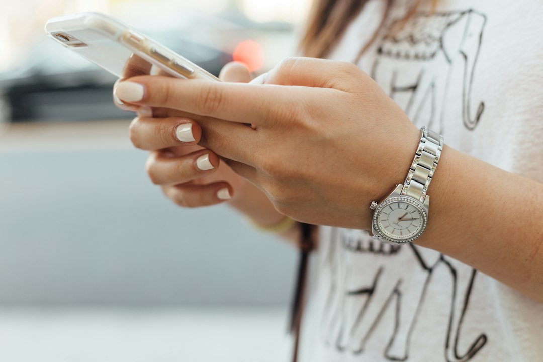 インスタの「オンライン中」とは？緑の点の意味・相手からの見え方・表示を消す方法【2026年版】